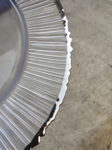 Assiette de présentation en <span class=keywords><strong>verre</strong></span> transparent à bord doré irrégulier, avec garniture argentée, pour mariages et événements - Product Image 3