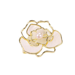 Broche en résine et alliage de plumes de camélia creuses à la mode, avec perle d'eau douce, pour cadeau - Product Image 5