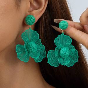 J 2026 Nuevos Pendientes de Aleación con Diseño Floral Bohemio Verde para Mujer, Joyería Dulce para Vacaciones, Accesorio de Moda al por Mayor - Product Image 2