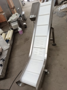 Z-type hellende transportband met lattenstructuur voor afgewerkte zakken, afvoer/uitvoer/uitlaat/afvoerband/transportband/elevator. - Product Image 2