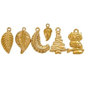 Frolics dorés de la nature |   Pendentifs assortis en forme de feuilles, de fruits et d'animaux en acier inoxydable plaqué or 18K PVD pour la fabrication de bijoux DIY - Product Image 5