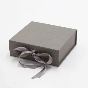 Caja de Regalo Plegable de Cartón Gris con Cinta Decorativa Extraíble, Venta al Por Mayor - Product Image 1