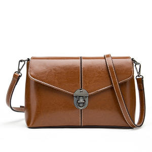 Un bolso de mano de cuero desmontable de gran capacidad con un diseño sencillo y un cierre de cremallera de fácil aplicación. - Product Image 4