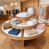 Table de présentation de vêtements en bois à niveaux pour magasin de gros, îlot central de présentation de vêtements avec logo personnalisé
