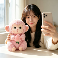 Peluches singes mignons en gros, animaux en peluche Kawaii tenant une pêche pour la décoration intérieure et les cadeaux