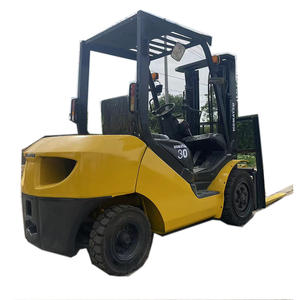 Mini chariot élévateur Komatsu de 3 tonnes avec pince ronde peint à l'origine petit chariot élévateur diesel Komatsu 25 30 d'occasion à vendre - Product Image 1