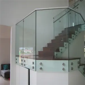 Garde-corps en verre cad avec la balustrade en verre d'impasse sur l'escalier