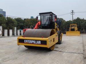 รถบดถนนแบบสั่นสะเทือน CAT CS683E มือสอง ลดราคาพิเศษ เครื่องยนต์ดีเซล Caterpillar แท้ 129 กิโลวัตต์ สำหรับบดอัดดิน - Product Image 6