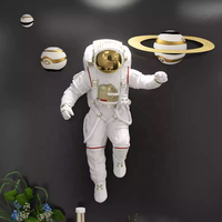 Statue d'astronaute personnalisée suspendue dans le ciel grande statue d'astronaute en résine sculpture d'astronaute marchant pour la décoration murale de la maison