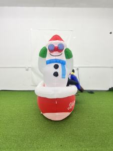 Pupazzo di Neve Gonfiabile Natalizio di 2,4 Metri con Babbo Natale su una Barca da Pesca, Decorazione Natalizia Gonfiabile da Giardino - Product Image 2