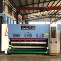 Machine industrielle automatique d'impression flexographique, de découpe et de rainurage pour la fabrication de boîtes en carton ondulé avec alimentation automatique des feuilles