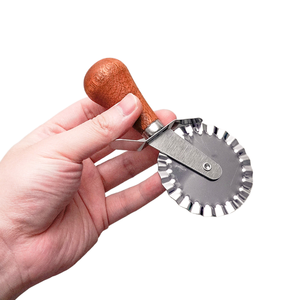 ชุดที่ตัดพิซซ่า 3 ชิ้น ด้ามไม้ พร้อมใบมีดสแตนเลส สำหรับตัดเค้ก ขนมอบ พิซซ่า และอุปกรณ์ทำขนม - Product Image 4