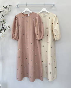 Abito da donna all'ingrosso Primavera 2026 Nuovo Stile Dolce e Rinnovante con Ricamo Artigianale a Margherite, Vestibilità Ampia e Maniche a Lanterna Spaccate - Product Image 5