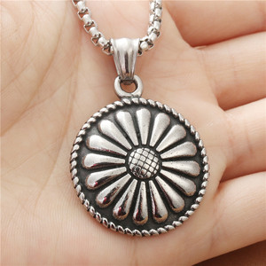 Collier pour homme en acier inoxydable de style européen américain, pendentif tournesol, design géométrique rétro 19012 - Product Image 3