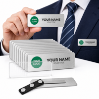 Badges nominatifs magnétiques personnalisés en acrylique pour le personnel des hôtels et des restaurants avec logo personnalisé
