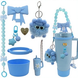 Nuovo Set di 8 Accessori per Bottiglie d'Acqua: Cinghia per il Trasporto, Ciondolo a Stella, Tappo per Cannuccia, Portachiavi in Peluche a Forma di Pallina di Carbone - Vendita all'Ingrosso - Product Image 1