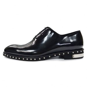 Chaussures habillées de luxe pour hommes en gros - Noir premium avec rivets décoratifs, chaussures habillées en cuir véritable à bout rond - Product Image 4