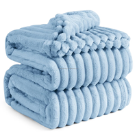Plaid en polaire bleu doux, moelleux, duveteux, chaud et confortable, idéal pour canapé, lit, fauteuil - avec franges pompons en flanelle