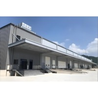 Entrepôt logistique moderne en acier avec puits de lumière ventilés - Bâtiment préfabriqué pour atelier et stockage dépendant de la lumière