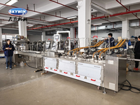 Machine automatique électrique Skywin à commande PLC pour le sandwiching et l'emballage de biscuits fourrés, avec moteur