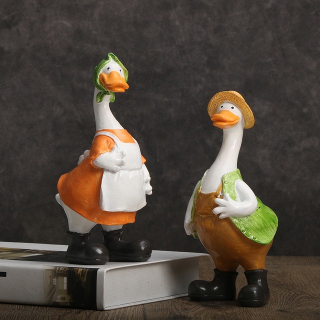 Resin Handicraft Handmade Couple Duck Statue with Creative Figurines for Outdoor Garden Yard Decor and Housewarming Gifts