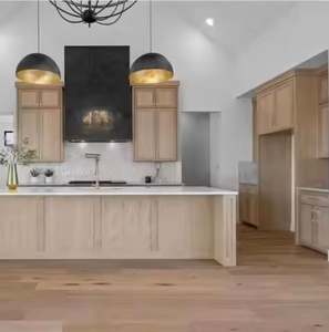 Armoires de cuisine SANTOPOVA en chêne clair style Shaker, îlot central avec évier, armoires de base, robinet noir mat, hotte aspirante, charnières - Product Image 4