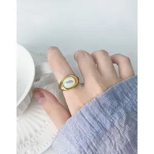 Женское кольцо из серебра 925 пробы с крупным драгоценным камнем