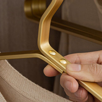 Cintre avec logo personnalisé de qualité supérieure Cintre en aluminium de luxe pour veste de costume
