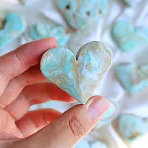 Vente en gros de cristaux naturels de hemimorphite des Caraïbes en forme de cœur, baguettes de guérison, pierres précieuses et tranches de cristal pour la décoration - Product Image 5
