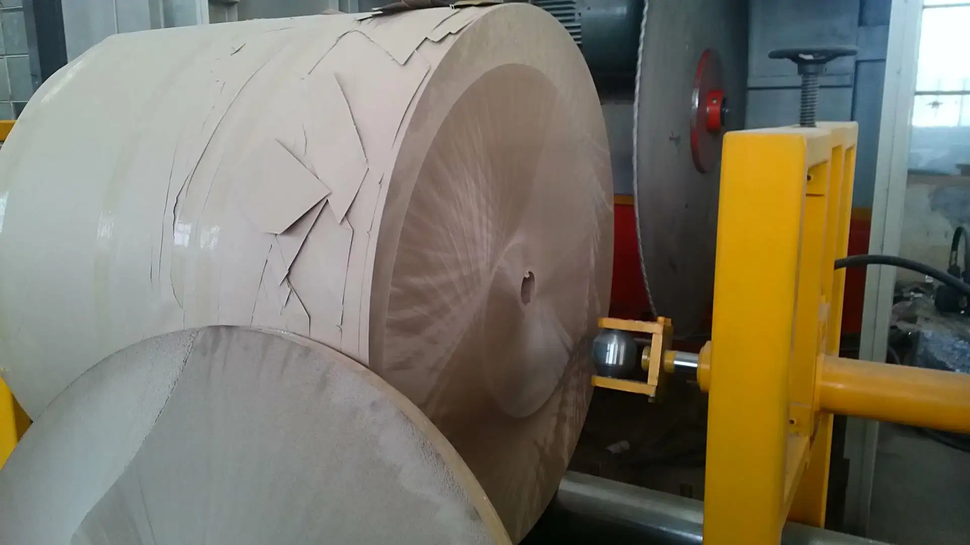 Máquina cortadora de sierra de rollo de papel de carrete directo de fábrica/máquina de rollos de papel Kraft máquina cortadora de papel de rollo Jumbo