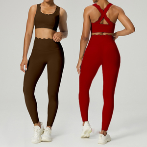 Ropa de gimnasia Ropa activa Levantamiento de glúteos Slim Fit Shell Edge Leggings Sin espalda Escote cruzado Sujetador deportivo Conjunto de gimnasio de dos piezas Mujeres - Product Image 1