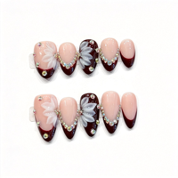 Faux ongles press-on amande moyenne faits main, bordeaux V-French, motif floral 3D translucide avec accents de strass en cristal, vente en gros