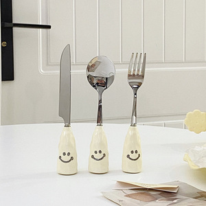 Juego de cubiertos de acero inoxidable con diseño de cara sonriente y mangos de cerámica para uso en hoteles, cocina occidental y filetes. - Product Image 4