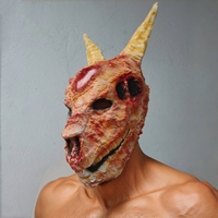 Masque facial tendance en latex pour cosplay d'Halloween, avec cornes de démon, coins vifs, cavités oculaires creuses, surface rugueuse et nez plissé