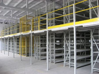 Plateforme industrielle en acier avec escalier et garde-corps pour entrepôt et bureau – Optimisation de l'espace