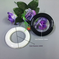 Accessoires de rideaux blancs artistiques avec boucle anneau et design perforé, modèle tringle romaine, diamètre 65 mm