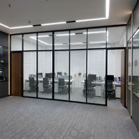 Cloison Modulaire Polyvalente en Aluminium 100 mm à Double Vitrage avec Stores : Conception Moderne Insonorisée pour Centres Commerciaux et Centres de Formation