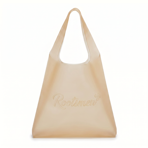 กระเป๋าโท้ท BSCI Rootsmen สีน้ำตาลอ่อน หูหิ้วแข็งแรง ทำจาก TPU แบบเปิดด้านบน โลโก้ปั๊มนูน กันน้ำได้ เหมาะสำหรับใช้ในยิม ชายหาด และร้านค้าต่างๆ - Product Image 4