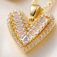 Set Perhiasan Hati Mewah Berlapis Emas 18K dengan Liontin Hati Bertabur Batu CZ dan Anting Stud untuk Wanita, Hadiah Pernikahan