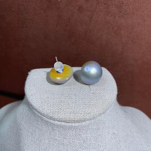 Boucles d'oreilles clous Mabei World en perle Mabe grise d'eau de mer 13 mm, sertissage en argent, bijoux classiques pour femme - Product Image 3