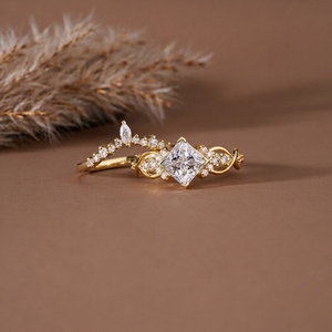 Anillo de Compromiso con Diamante Cultivado en Laboratorio, Corte Princesa, Oro Sólido, Certificado IGI, Diseño Floral Vintage, Joyería Fina Hecha a Medida - Product Image 1