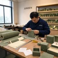 JUNSEN Salbeigrüne Samt-Schmuckgeschenkbox-Set in 3 Größen mit Weichem Cremefarbenen Innenfutter Großhandel mit Individuellem Logo