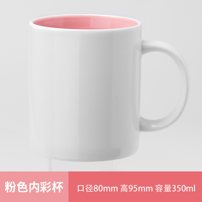 Blanc à l'extérieur et rose à l'intérieur