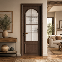 Porte battante intérieure à arche française en verre cannelé, cadre en alliage titane-magnésium-aluminium, finition minimaliste à effet bois.