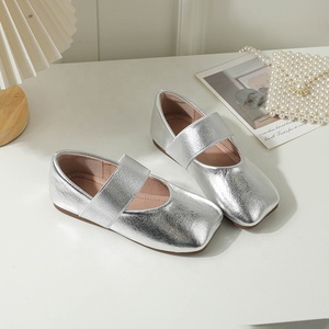 Chaussures plates Mary Jane argentées pour filles, confortables pour tous les jours, fêtes, école et occasions décontractées - Product Image 2