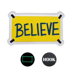 ป้าย PVC สีเหลืองตลกๆ ป้าย <span class=keywords><strong>BELIEVE</strong></span> เรืองแสงในที่มืด ป้ายโลโก้แบบนูน 3 มิติ ป้ายยาง PVC สำหรับเสื้อผ้า - Product Image 1