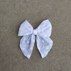 Nœud à œillets en coton avec marguerite et bord ourlé avec pinces à cheveux en crocodile ou bandeau en nylon fin - Product Image 1