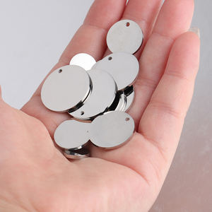 Pendentifs ronds personnalisés en acier inoxydable et métal doré pour la fabrication de bijoux - Product Image 2