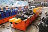 Machine de fabrication de volets roulants métalliques à prix d'usine / Machine de formage de rouleaux de lattes en acier pour cadres de portes à volets roulants