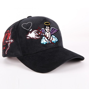 Gorra de Béisbol de Terciopelo Negro de 5 Paneles con Bordado de Ángel Personalizado, Forro de Satén Rojo, Diseño Curvo en la Parte Trasera, Gorra Urbana para Adultos Unisex - Product Image 4